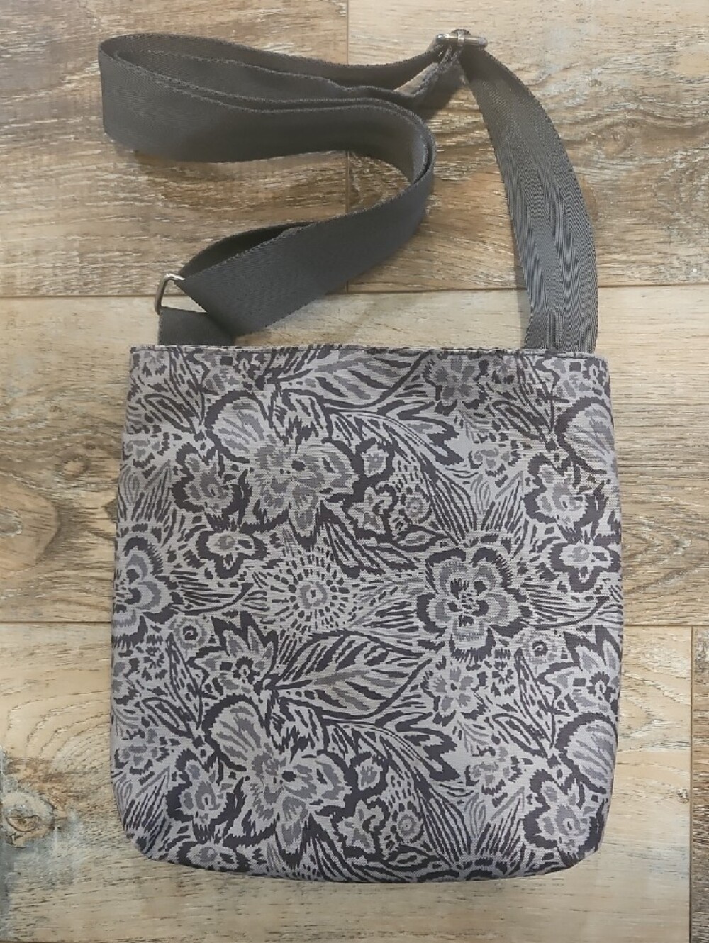 Dakine JoJo Gray Floral Crossbody Bag - Picture 3 of 6